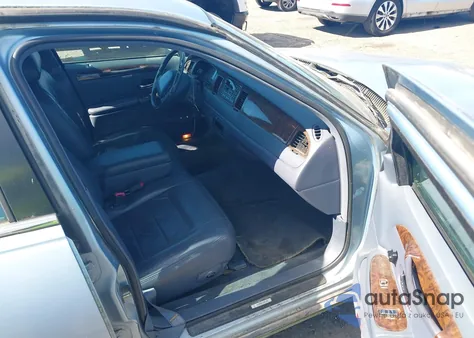 1998 Lincoln Town Car Signature z USA, uszkodzony, nr VIN 1LNFM82W3WY622452